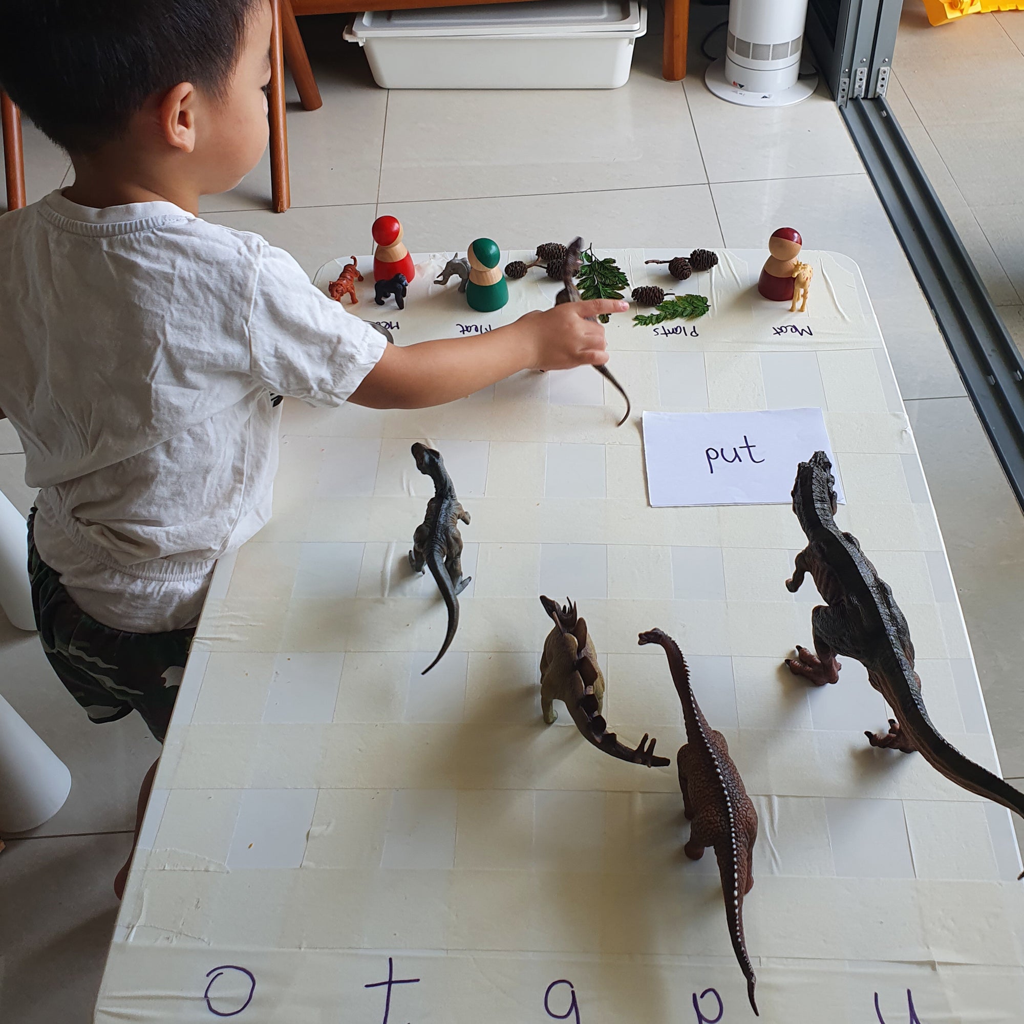 Learn about phonics in this dinosaur race set activity. 