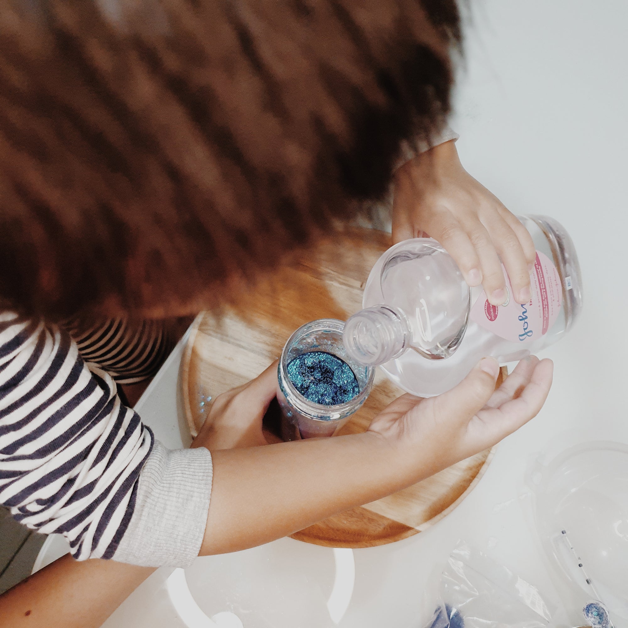 How to make an ocean sensory bottle with baby oil? 